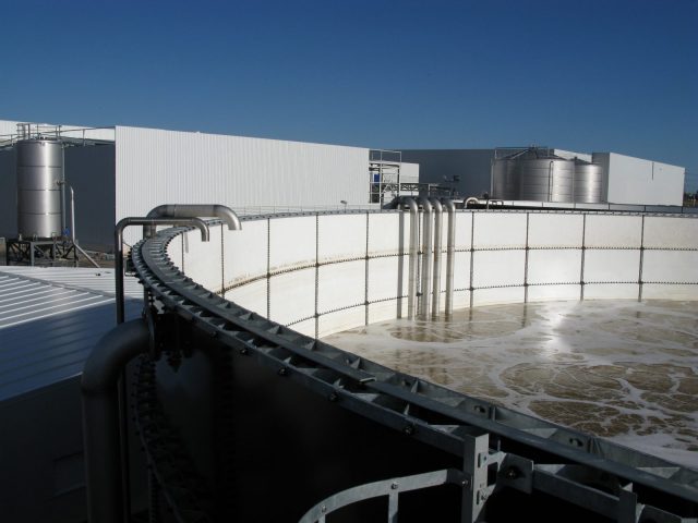 En el caso de Castilla-La Mancha, el presidente regional, Emiliano García Page, aseguró, durante la conmemoración del Día Mundial del Agua –especialmente dedicado este año al tratamiento de aguas residuales–, que la región contará con un Plan Integral de Depuración que garantizará el correcto tratamiento de las aguas residuales en el horizonte del año 2027. Para ello, se construirán 556 estaciones depuradoras, encuadradas en 10 grupos de depuración, que beneficiarán a 578 poblaciones y que supondrán una inversión de más de 600 millones de euros.